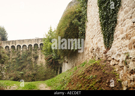 Stadtmauer in alten mittelalterlichen Mauern umgebene Stadt Dinan Bretagne Frankreich Europa Stockfoto