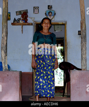 Ein Inder, Kerala, Dame gekleidet in traditioneller Tracht aus Bluse und Mundu posieren gerne für ein Porträt Stockfoto