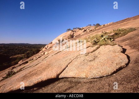 Abgestoßene Granit Schichten am Main Dome of Enchanted Rock im Hügelland in der Nähe von Fredericksburg, Texas, USA Stockfoto