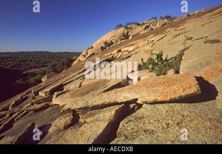 Abgestoßene Granit Schichten am Main Dome of Enchanted Rock im Hügelland in der Nähe von Fredericksburg, Texas, USA Stockfoto