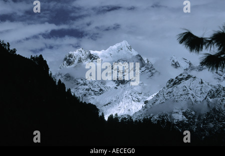 Manaslu Himal im bewölkten Tag von Danaque, Annapurna Conservation Area, Nepal gesehen Stockfoto