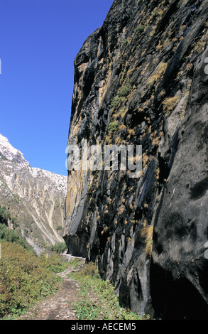 Bergpfad entlang herrlichen Steilküste in Dharapani Umgebung Nepal Annapurna Conservation Area Stockfoto