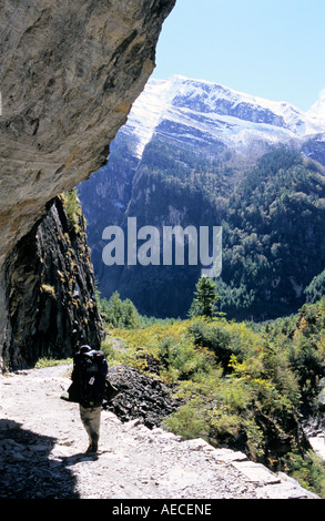 Bergpfad entlang der herrlichen Wand in Dharapani Umgebung Nepal Annapurna Conservation Area Stockfoto