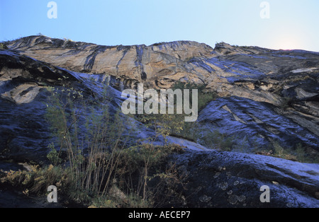 Wasserfall auf herrlichen Felsen in Dharapani Umgebung Nepal Annapurna Conservation Area Stockfoto