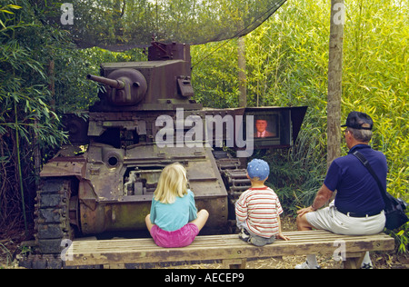 Kinder am M3 Stuart Lattimore Tank im Museum des Pazifikkriegs (alte Ausstattung) in Fredericksburg, Texas, USA Stockfoto