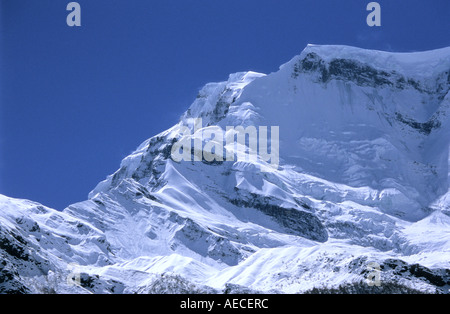 Verschneite Hänge des Berges Paungda Danda Annapurna Conservation Area Nepal Stockfoto