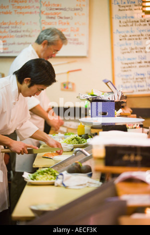 Sushi-Köche bereiten Bestellungen Edomasa Restaurant Santa Barbara Kalifornien Stockfoto