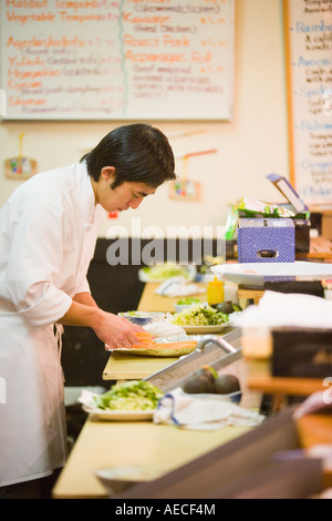 Sushi-Koch bereiten Bestellungen Edomasa Restaurant Santa Barbara Kalifornien Stockfoto