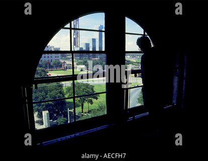 Die Ecke Fensterfläche mit Blick auf Ermordung Website aus dem sechsten Stock Kennedy Museum, Dallas, Texas, USA Stockfoto