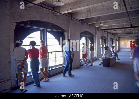 Die Ecke Fensterfläche mit Blick auf Ermordung Website aus dem sechsten Stock Kennedy Museum, Dallas, Texas, USA Stockfoto