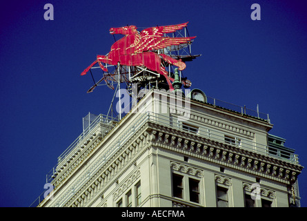 Mobil fliegen Red Horse Leuchtreklame auf Magnolia Petroleum Building (1934), Dallas, Texas, USA Stockfoto