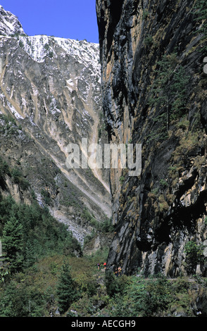 Bergpfad entlang der herrlichen Klippen in Dharapani Umgebung Nepal Annapurna Conservation Area Stockfoto