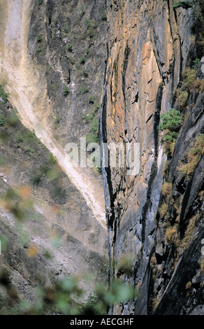 Steile Klippen in Dharapani Umgebung Nepal Annapurna Conservation Area Stockfoto