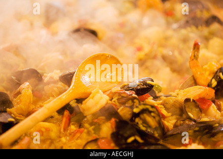 ein Koch bereitet eine spanische Traditionsgericht Paella an einem Kochen Klasse Roblar Weingut Santa Ynez Valley California Stockfoto