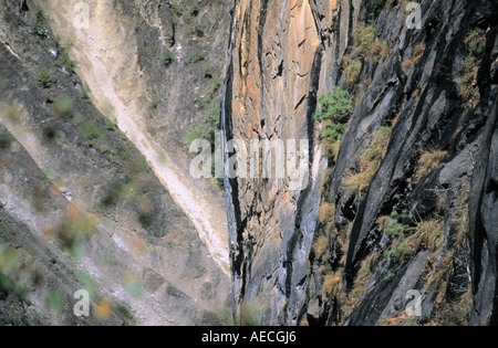 Steile Klippen in Dharapani Umgebung Nepal Annapurna Conservation Area Stockfoto