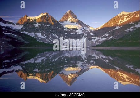 Mt Assiniboine über Lake Magog bei Sonnenaufgang, Mount Assiniboine Provincial Park, Rocky Mts, British Columbia, Kanada Stockfoto