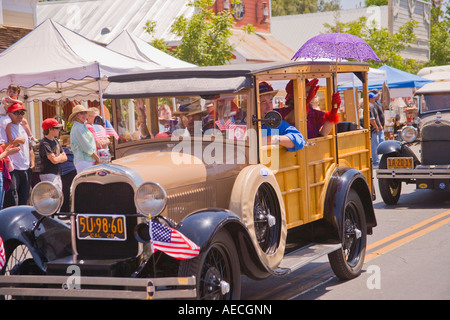 Woody-Oldtimer geht durch alte Santa Ynez Day Parade Santa Ynez, Kalifornien Stockfoto