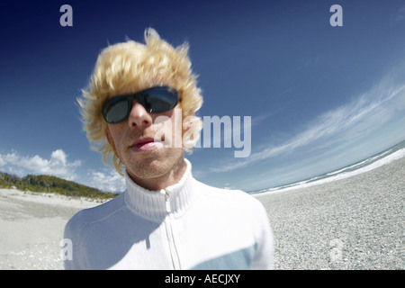 junge blonde Mann am Strand Stockfoto