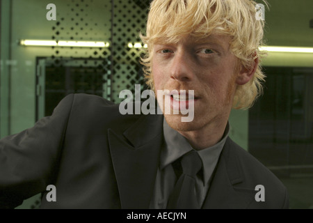 Blonder junge Mann in einem Anzug Stockfoto