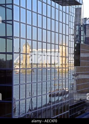 Tower Bridge spiegelt sich in einem Gebäude Fenster in London. Stockfoto