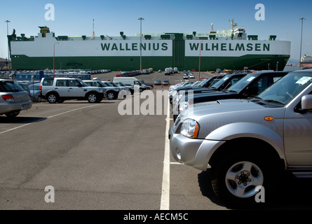 Warten Sie vor kurzem Entladen Autos in Avonmouth Docks an der Seite ein riesige Autotransport Schiff vor der nächsten Etappe ihrer Reise Stockfoto
