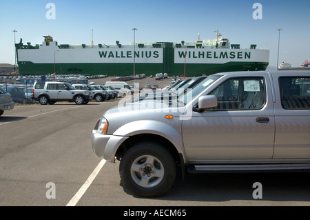 Warten Sie vor kurzem Entladen Autos in Avonmouth Docks an der Seite ein riesige Autotransport Schiff vor der nächsten Etappe ihrer Reise Stockfoto
