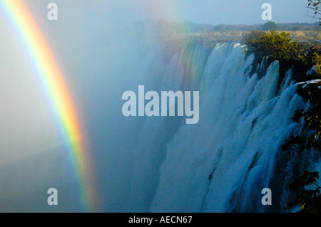 Regenbogen über dem östlichen Katarakte der Victoriafälle auf der sambischen Seite Stockfoto