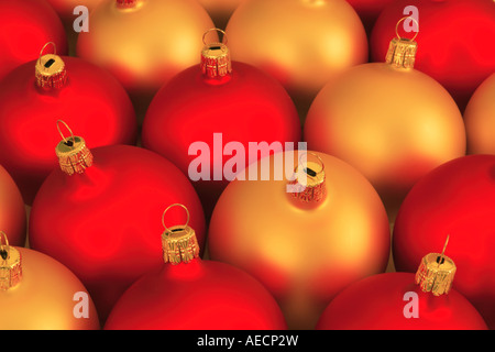 rote und goldene Christbaumkugeln Stockfoto
