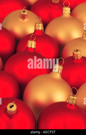 rote und goldene Christbaumkugeln Stockfoto