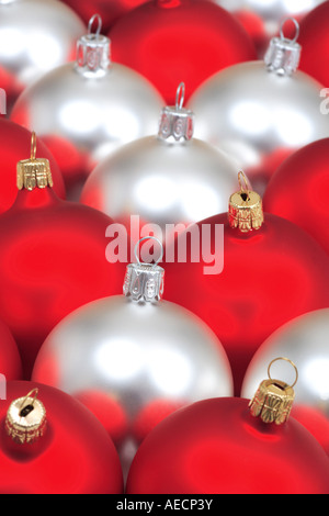 rot und Silber Christbaumkugeln Stockfoto