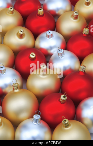 rote, silberne und goldene Christbaumkugeln Stockfoto