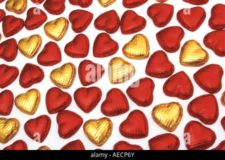 rote und goldene Schokoladenherzen Stockfoto