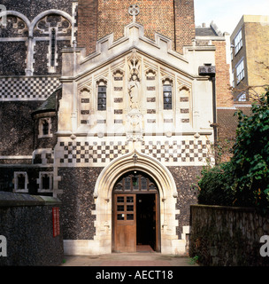 Äußere Ansicht der Klosterkirche St. Bartholomäus der Große in der Nähe von Smithfield Market&St Bartholomews Hospital London England UK KATHY DEWITT Stockfoto