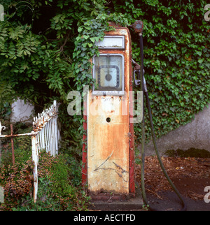 Jahrgang alte überflüssige stillgelegten retro Avery Hardall Benzin pumpe nicht in überwucherten Efeu an einer Tankstelle in Powys Wales UK KATHY DEWITT abgedeckt Stockfoto