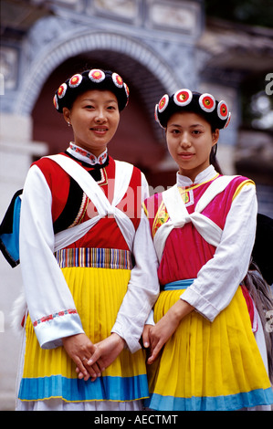 Menschen, zwei Mädchen in Naxi Kostüm, Tag Stockfoto
