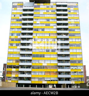 Außenansicht des großen Arthur House Apartment auf der Golden Lane Estate vor der Restaurierung der Fassade Stadt von London EC1 UK KATHY DEWITT Stockfoto