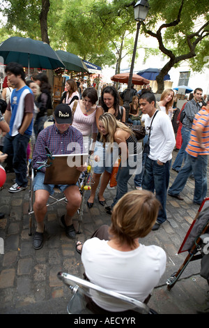 PARISIAN STRAßENKÜNSTLER IN MONTMARTRE EIN GLÜCKLICHES PUBLIKUM Stockfoto