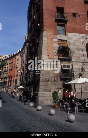 Die kurvenreiche Straße Calle Cuchilleros, Madrid Stockfoto