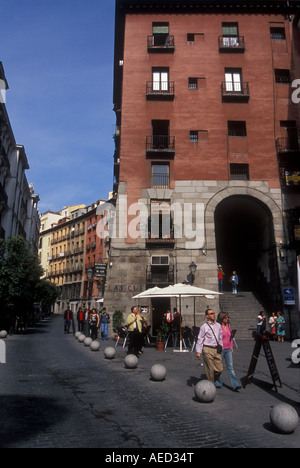 Menschen wandern ab Calle Cuchilleros, mit dem Eingang auf der Plaza Mayor, auf der rechten Seite. Stockfoto