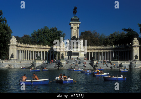 Sonntagnachmittag auf der See mit Booten, Parque del Retiro, Madrid 2006 Stockfoto