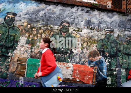 Eine Wandbild dargestellt, die Beerdigung von Hunger Stürmer Joe McDonnell unterwegs fällt, Belfast. Nordirland Stockfoto