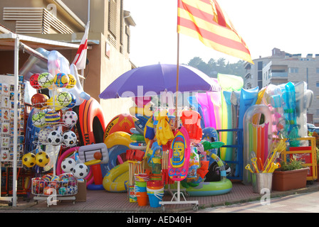 Strand-Ausrüstung im Supermarkt in Calella Spanien Stockfoto