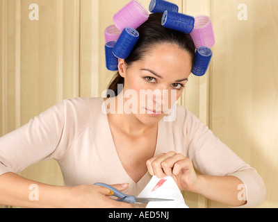 Wütende Frau Schneiden Shirt Model Released Stockfoto