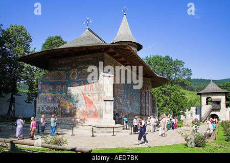 Touristen vor das Kloster Voronet, in der Nähe von Gura Humorului, Bukowina, Moldau, Rumänien Stockfoto