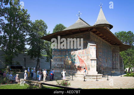 Touristen besuchen das Kloster Voronet, in der Nähe von Gura Humorului, Bukowina, Moldau, Rumänien Stockfoto