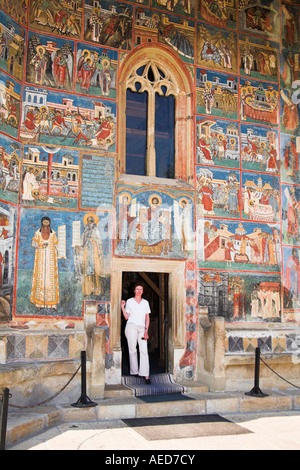 Tourist am Eingang zum Kloster Voronet, in der Nähe von Gura Humorului, Südbukowina, Moldavien, Rumänien Stockfoto