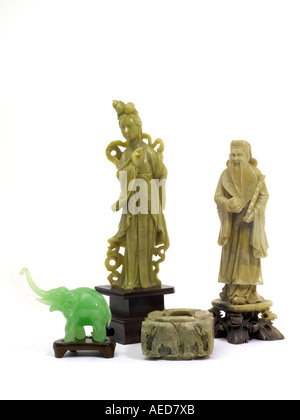 Jade Schmuck und Skulpturen Kuan Yin Bodhisattva des Mitgefühls und Wen Ch'ang Gott der Literatur und der Elefant Stockfoto