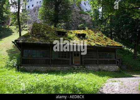 Verfallenes Haus im Garten von Schloss Bran, Kleie, in der Nähe von Brasov, Siebenbürgen, Rumänien Stockfoto