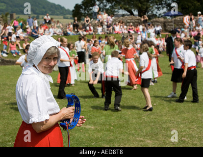 Frau in Tracht spielen ein Tamburin auf Kinder s Country Dance Festival Abergavenny Wales UK Stockfoto