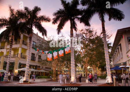 5th Avenue Naples Florida in der Nacht Stockfoto